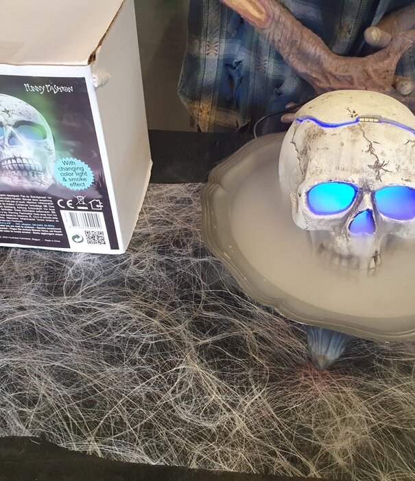 Skull 15.2cm with smoke