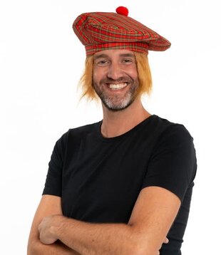 Béret écossais avec cheveux