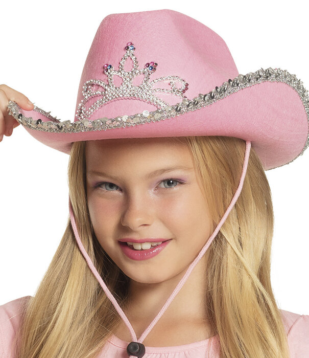 Enfant avec un chapeau de cow-boy et une couronne