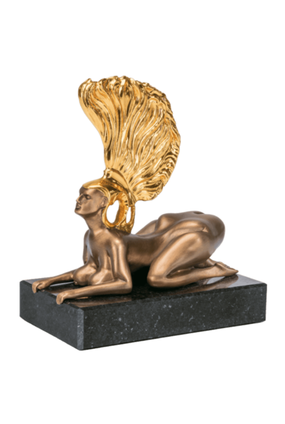 The sphinx with the golden helmet