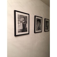 Fotolijst zwart frame - James Bond tegen auto - 63 x 83 cm