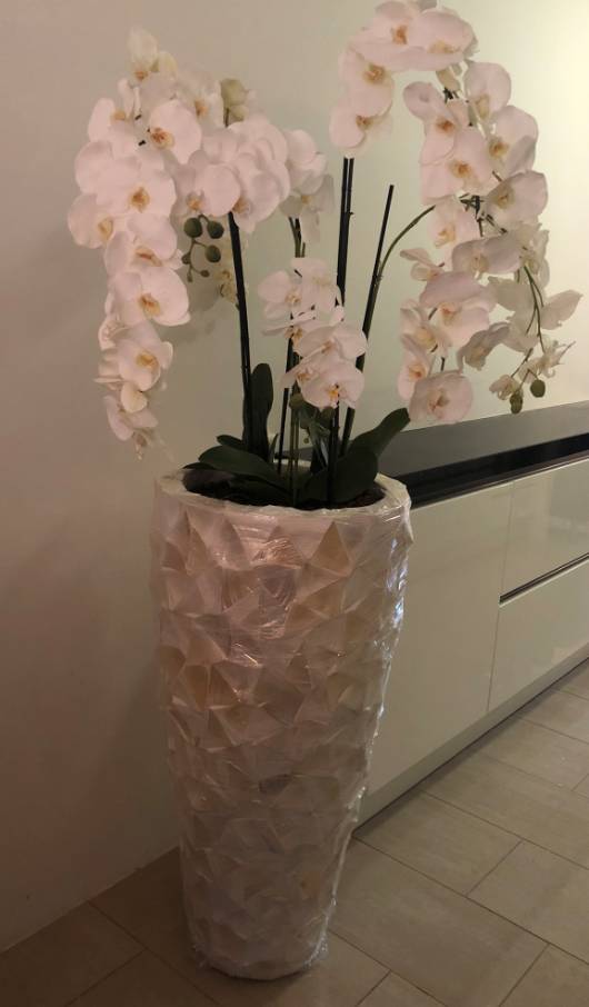zakdoek Haan opleggen Schelpenvaas hoog - wit 100 cm met orchideeën - Domestica Interior Design