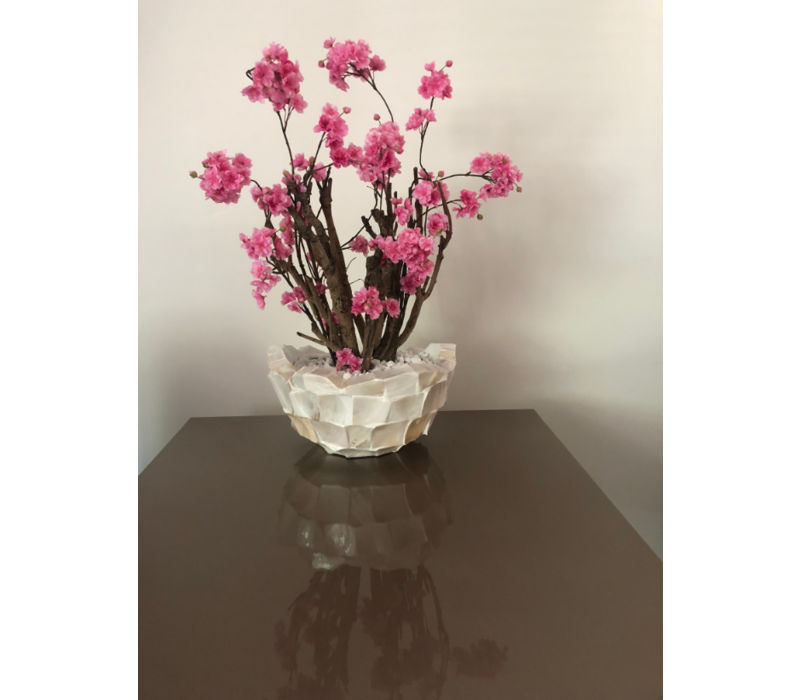 Schelpenvaas bowl wit 40 cm met fuchsia roze bloesems