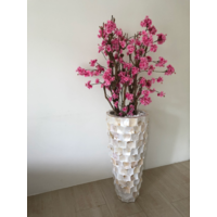 Schelpenvaas wit hoog met fuchsia roze bloesems