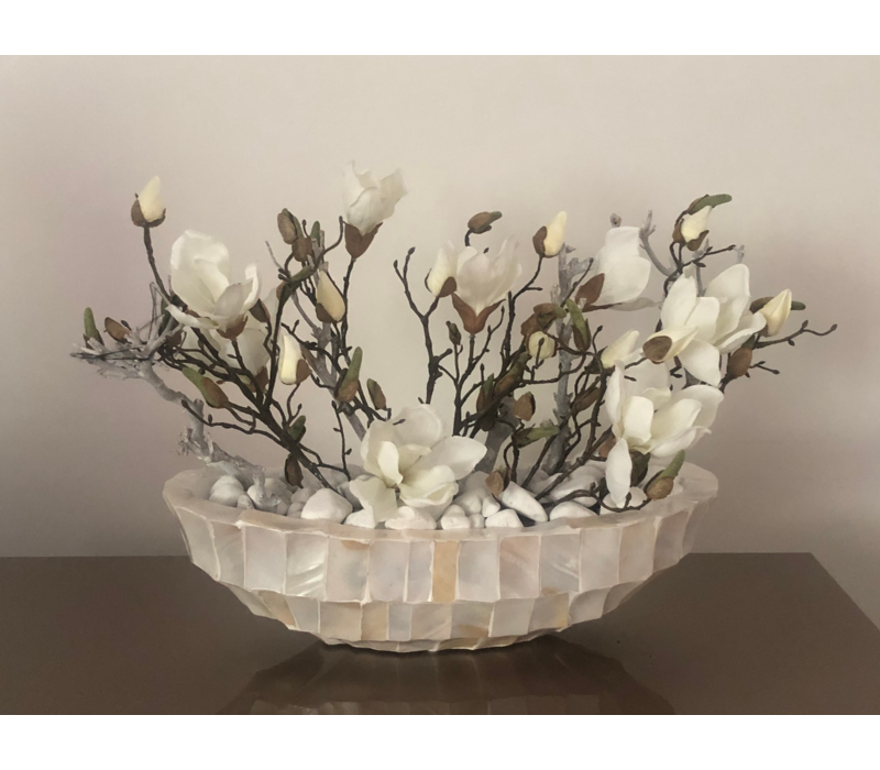 Schelpenvaas wit kleine boot met magnolia's