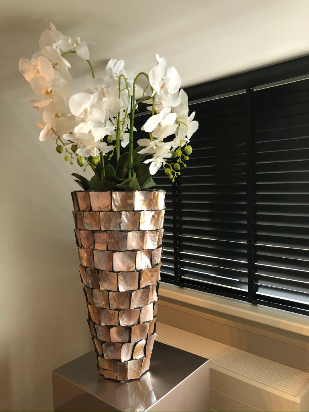 Schelpenvaas met orchideeën 65 cm rosé/bruin - Domestica Interior Design