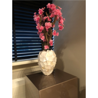 Schelpenvaas met bloesem fuchsia roze - wit 17x24 cm