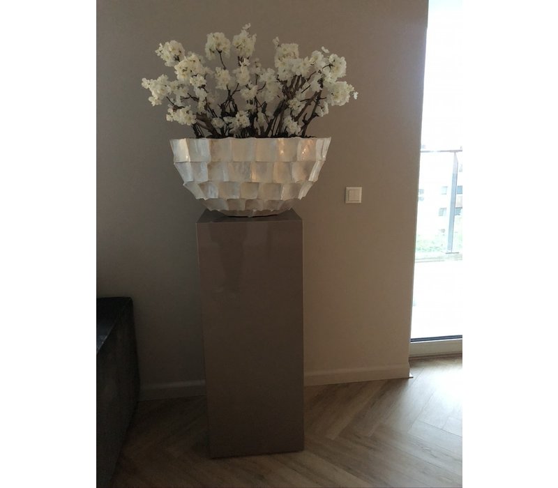 Schelpenvaas ovaal boot 60 cm wit met witte bloesems