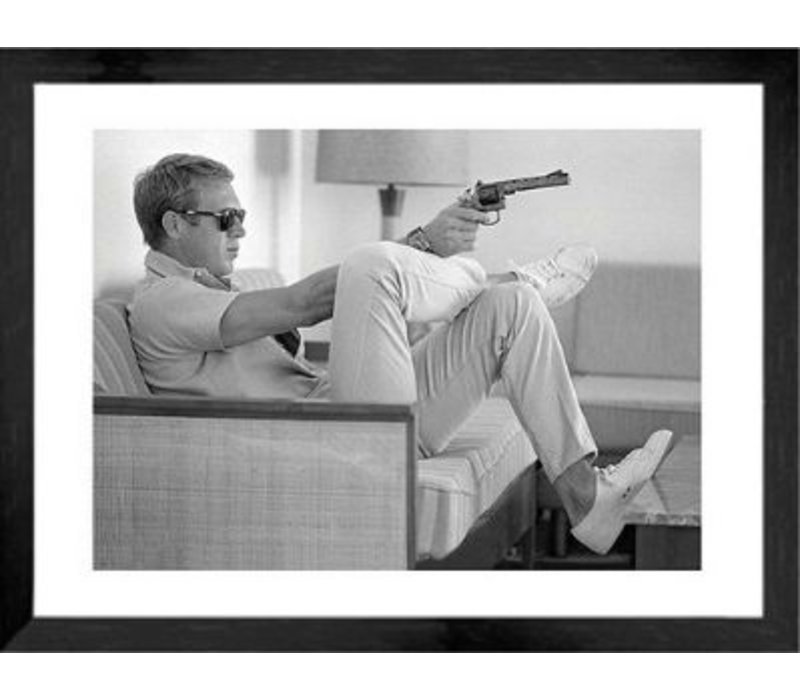 Fotolijst zwart frame -Steve McQueen met pistool - 63 x 83 cm