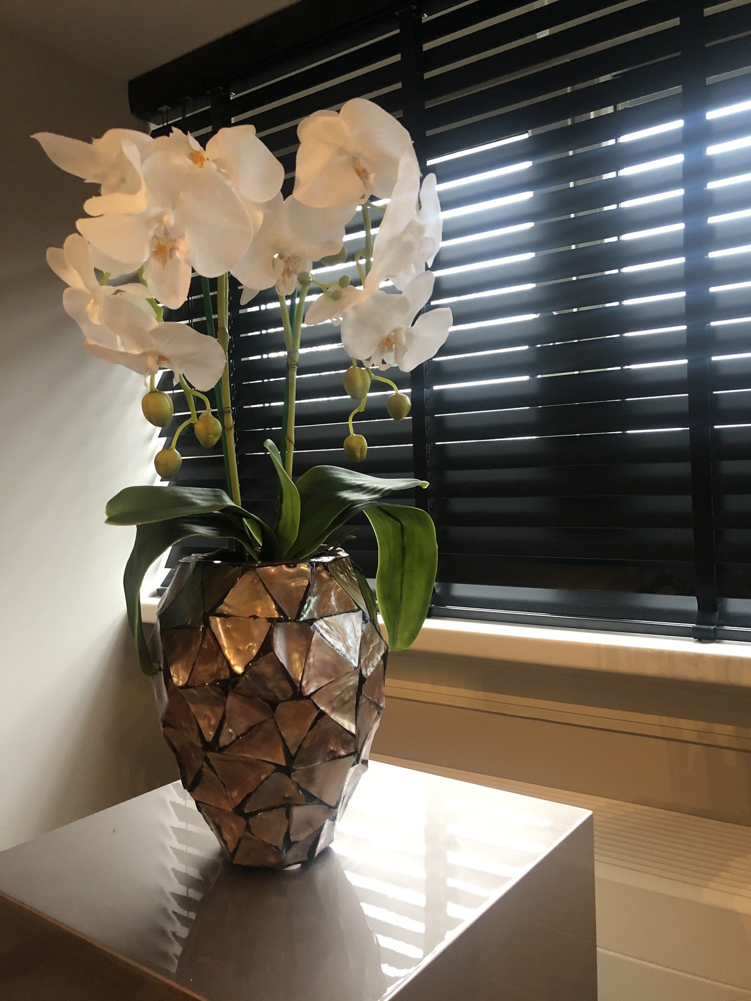 Schelpenvaas bruin brons met orchideeen