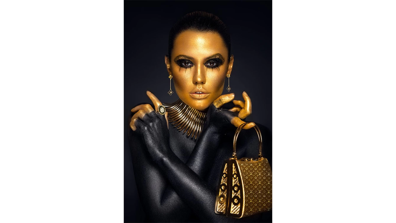 Een Vrouw Met Een Zwarte Louis Vuitton Tas Met Een Gouden Logo En