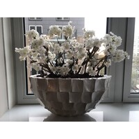 Schelpenvaas ovaal boot 60 cm bruin met witte bloesems - Copy