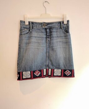 Vintage jeans rokje met Ankara rood wit blauw