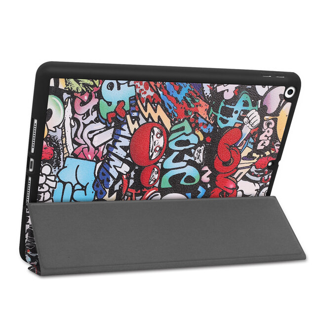 Case2go - Hoes voor de iPad 10.2 (2019/2020) - Tri-Fold Book Case - met Apple Pencil Houder - Graffiti