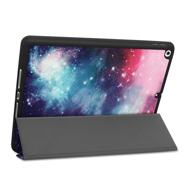 Case2go - Hoes voor de iPad 10.2 (2019/2020) - Tri-Fold Book Case - met Apple Pencil Houder - Galaxy