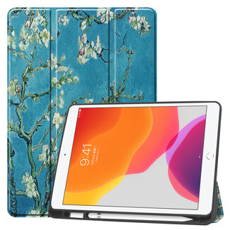 Case2go Tablet hoes geschikt voor iPad 2021 / 2020 / 2019 Hoes met Apple Pencil Houder &amp;amp; Auto Sleep/Wake functie - Tri-Fold book Case - 10.2 inch - Witte Bloesem