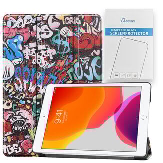 Case2go Tablet Hoes & Screenprotector voor iPad (2021, 2020 & 2019) tablet hoes en screenprotector - 2 in 1 cover - 10.2 inch - Tri-Fold Book Case - Graffiti