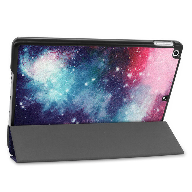 Tablet Hoes & Screenprotector voor iPad (2021, 2020 & 2019) tablet hoes en screenprotector - 2 in 1 cover - 10.2 inch - Tri-Fold Book Case - Galaxy