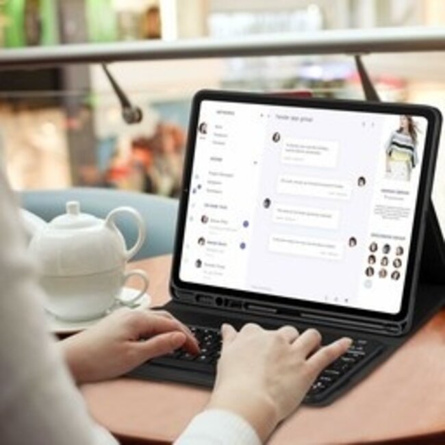 Bluetooth toetsenbord geschikt voor Bluetooth toetsenbord geschikt voor iPad Pro 12.9 (2018) - Bluetooth toetsenbord hoes - QWERTY layout - Magneetsluiting - Sleep/Wake-up functie - Blauw