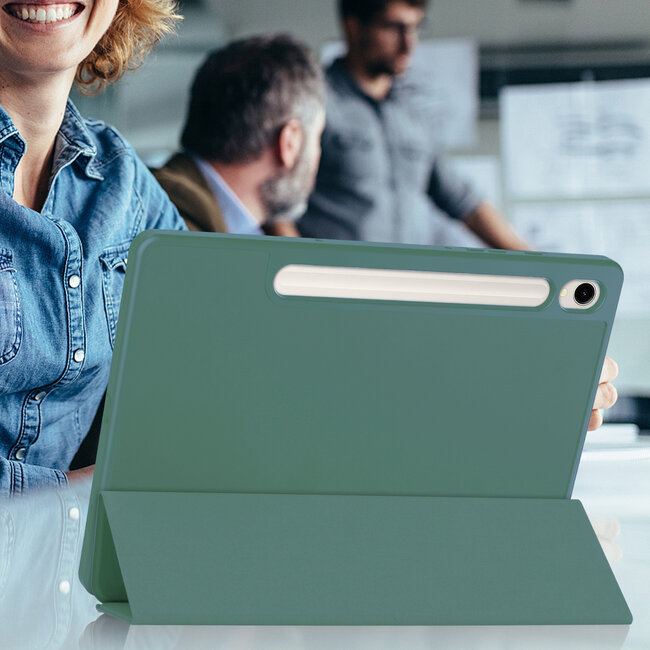 Case2go - Tablet hoes geschikt voor Samsung Galaxy Tab S9 (2023) - Auto Wake/Sleep functie - Tri-Fold Book Case met penhouder - Donker Groen