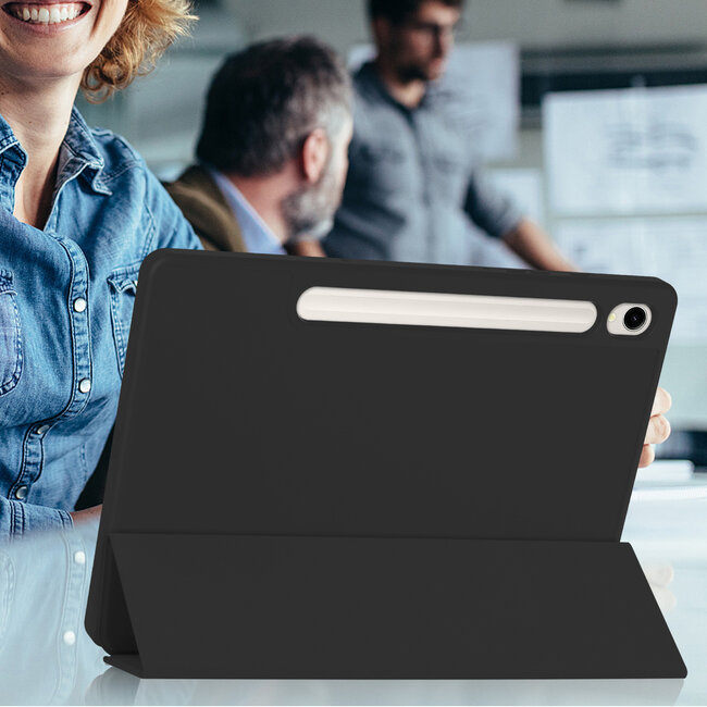 Case2go - Tablet hoes geschikt voor Samsung Galaxy Tab S9 (2023) - Auto Wake/Sleep functie - Tri-Fold Book Case met penhouder - Zwart