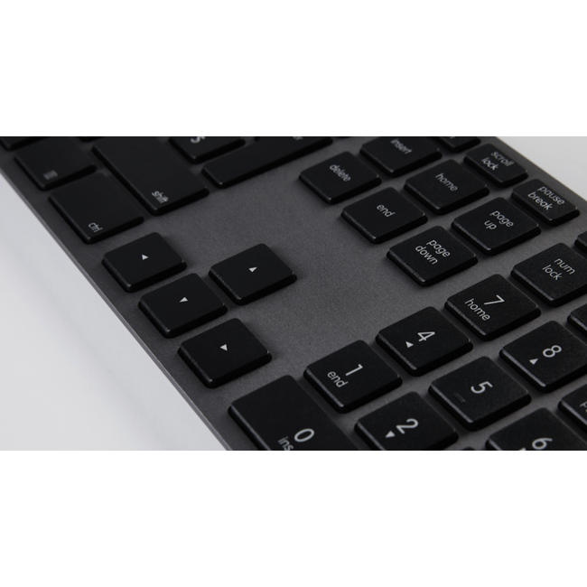 LMP Bedraad Aluminium Toetsenbord voor Windows – Dubbele USB 2.0 Poorten – Numeriek Keyboard – 110 Toetsen – QWERTY (UK/EN) Indeling – Space Grey/Zwart