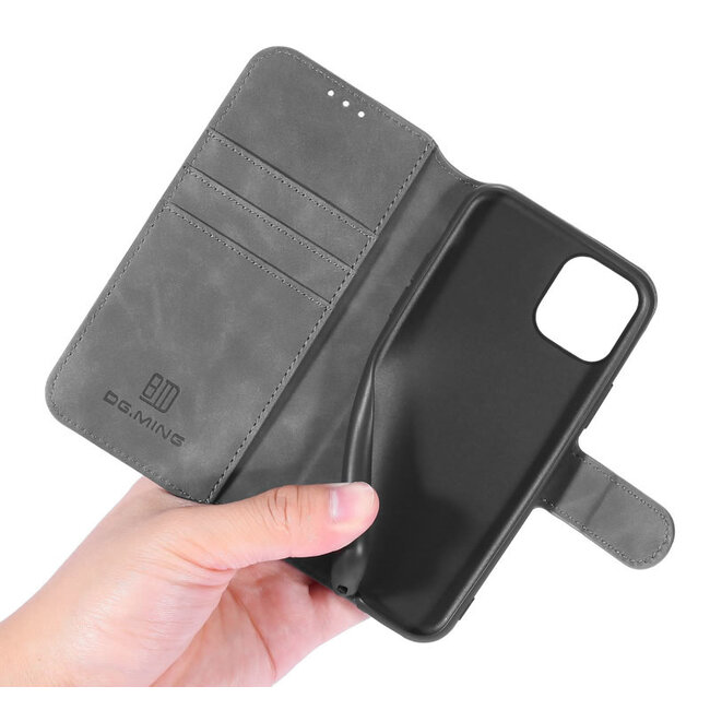 CaseMe - Hoesje geschikt voor iPhone 12 Pro Max - Met Magnetische Sluiting - Ming Serie - Leren Book Case - Grijs