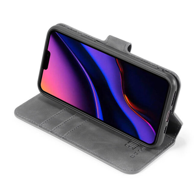 CaseMe - Hoesje geschikt voor iPhone 12 Pro Max - Met Magnetische Sluiting - Ming Serie - Leren Book Case - Grijs