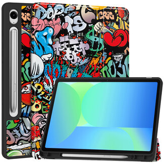 Case2go Case2go - Tablet hoes geschikt voor Samsung Galaxy Tab S10 FE (2025) - 10.9 Inch - Tri-fold hoes met Auto/Wake functie en Magnetische sluiting - TPU Cover Met Pencil Houder - Grafitti