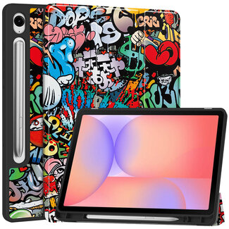 Case2go Case2go - Tablet hoes geschikt voor Samsung Galaxy Tab S10 Lite (2025) - 10.9 Inch - Tri-fold hoes met Auto/Wake functie en Magnetische sluiting - TPU Cover Met Pencil Houder - Grafitti