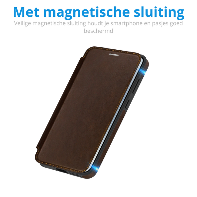 Hoesje geschikt voor Samsung Galaxy S25 - Met Pasjeshouder - Geschikt voor MagSafe - Met magnetische sluiting - Donker Bruin