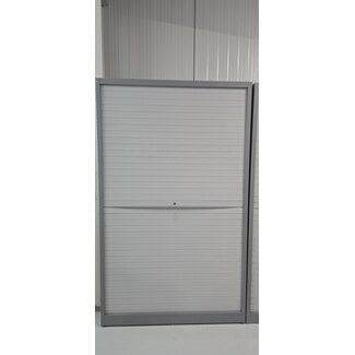 Nette metalen roldeurkast met 4 legborden. Met sleutel