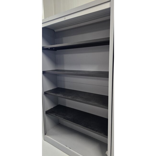 Nette metalen roldeurkast met 4 legborden. Met sleutel