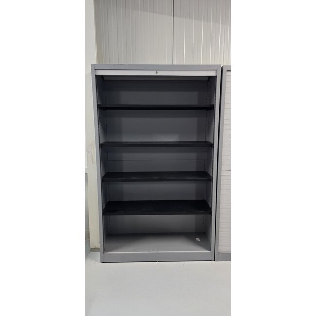 Nette metalen roldeurkast met 4 legborden. Met sleutel