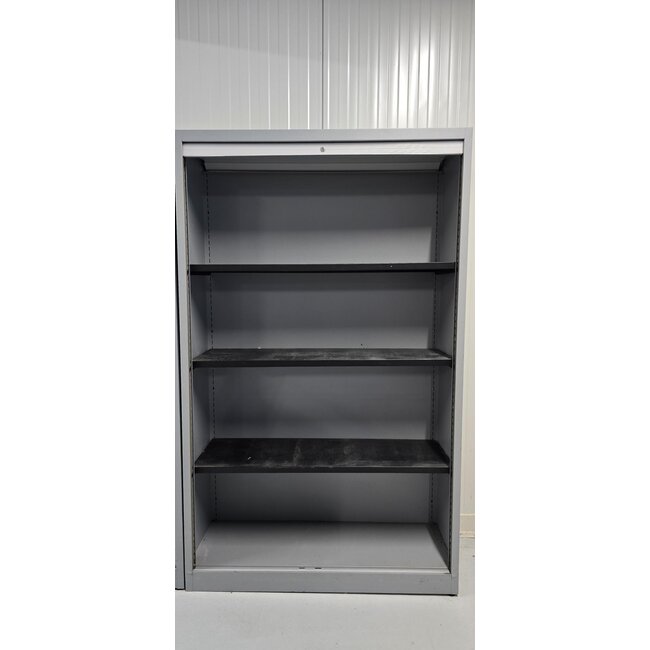 Nette metalen roldeurkast met 3 legborden. Zonder sleutel