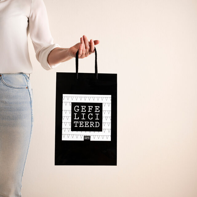 Giftbag klein - GEFELICITEERD - zwart - mt 24 x 12 x 36 per 12 Giftbag klein - GEFELICITEERD - zwart - mt 24 x 12 x 36 per 12