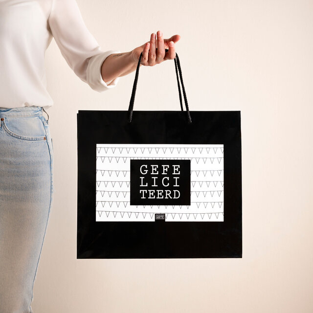 Giftbag groot - GEFELICITEERD- zwart - mt 40 x 12 x 36 per 12