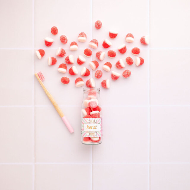 Snoepflesje 250 ml - Vrolijk Kerstfeest - met tandenborstel - per 6 Snoepflesje 250 ml - Vrolijk Kerstfeest - met tandenborstel - per 6