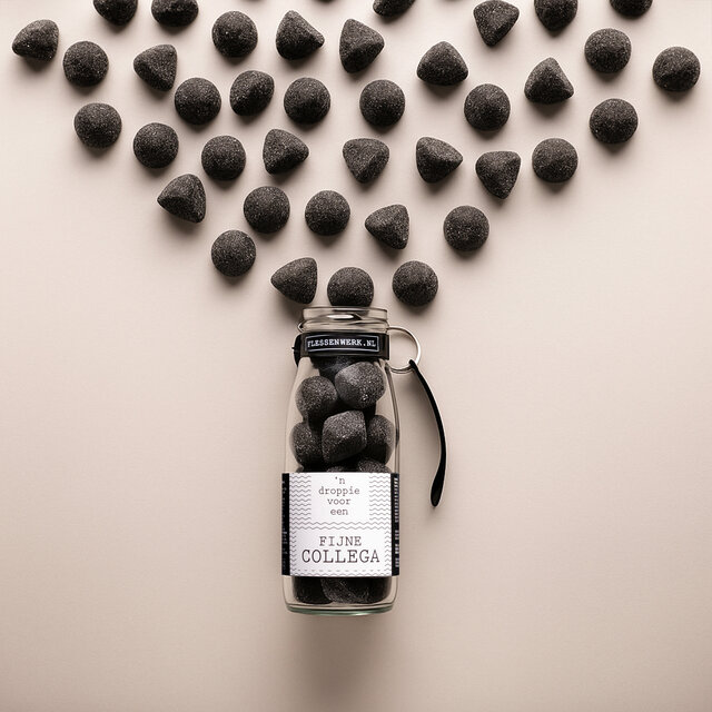 Dropflesje 250 ml ‘n Droppie voor een fijne collega! met flessen opener- per 6 Dropflesje 250 ml ‘n Droppie voor een fijne collega! met flessen opener- per 6