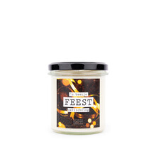 Deze geurkaars met de tekst 'n Beetje sfeerverlichting' is handgemaakt op basis van etherische olie en natuurlijke sojawas. De afmeting van de kaars is 6,5 x 6 cm en de brandduur is 30 uur.