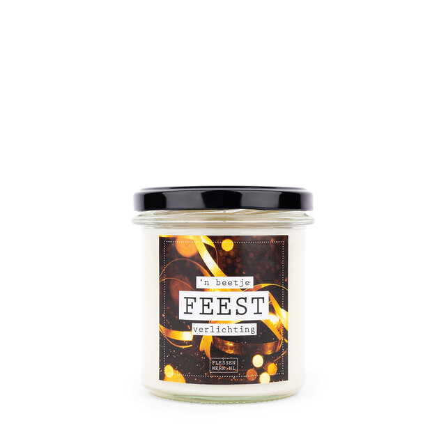 Deze geurkaars met de tekst 'n Beetje sfeerverlichting' is handgemaakt op basis van etherische olie en natuurlijke sojawas. De afmeting van de kaars is 6,5 x 6 cm en de brandduur is 30 uur.