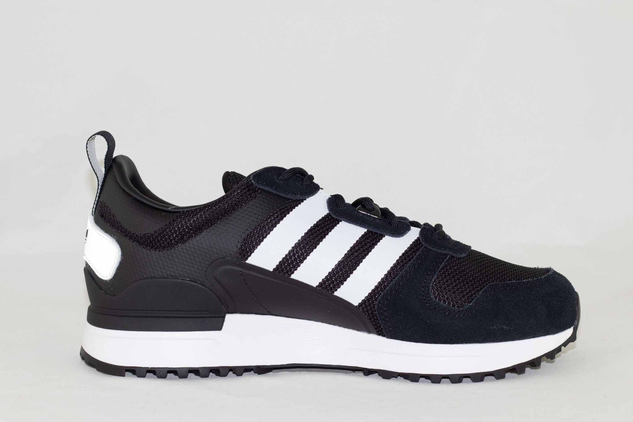 Converse x Bugs Bunny Shoes Collection 2020 - Soleracks