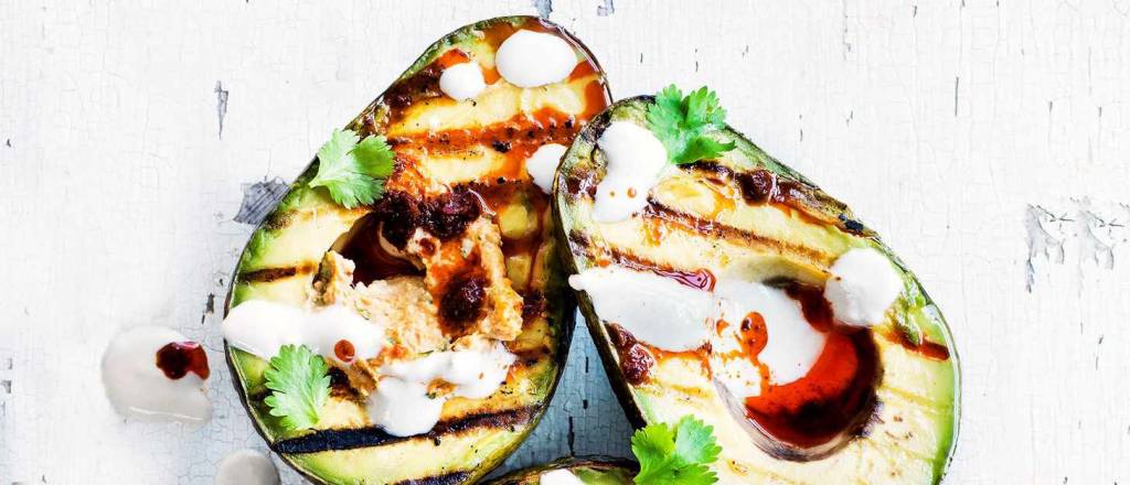 Gegrilde avocado met harissa hummus en tahin yoghurt
