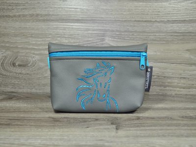 Edelzosse Bauchtasche Grau-Pferd bestickt