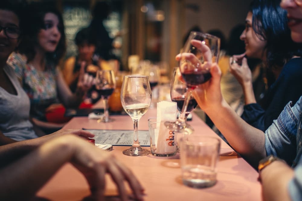 Wat is gezonder: 1 maand tournee minerale of matig drinken?