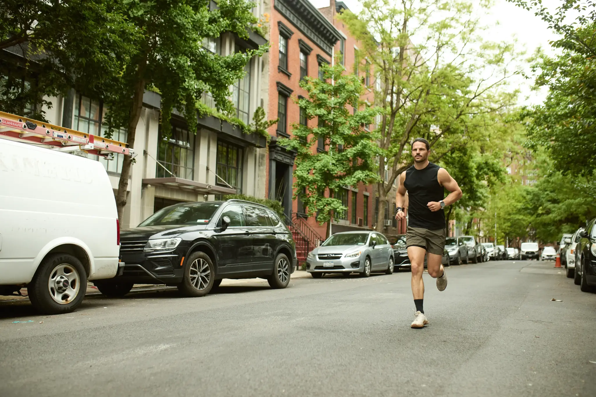 man die aan het joggen is door de straten van New York