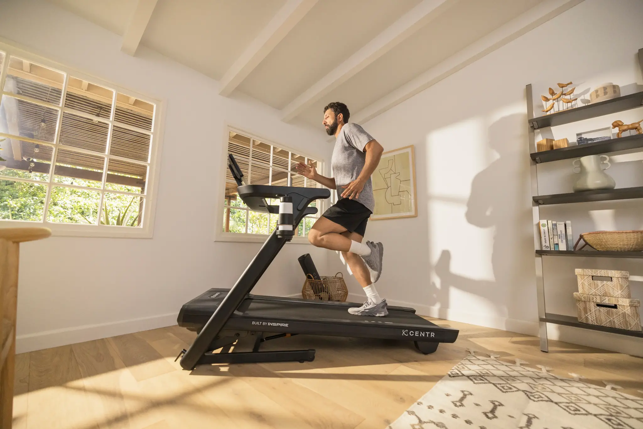 Man die op Centr Treadmill rent