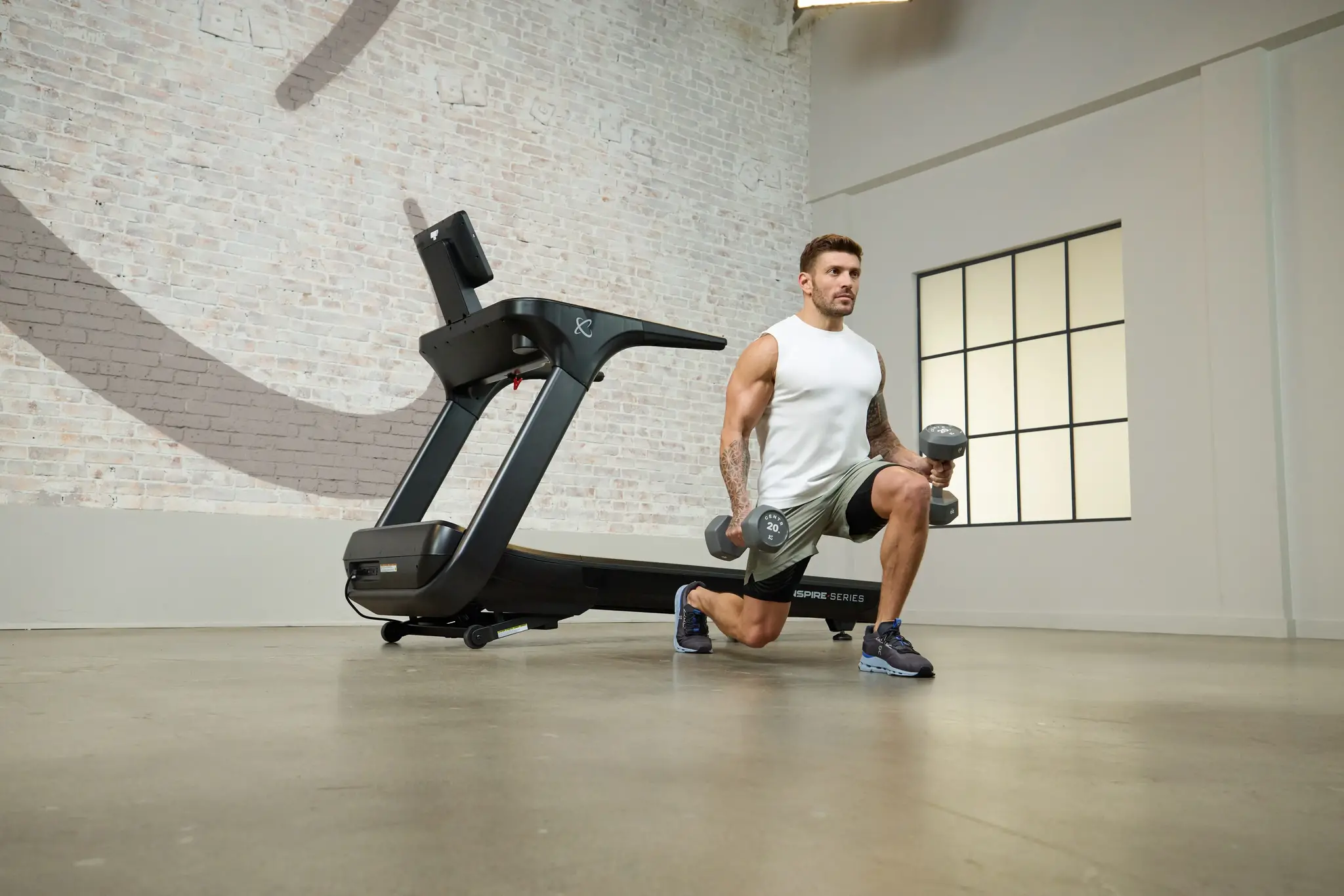 Man die krachttraining doet voor een hardloopband