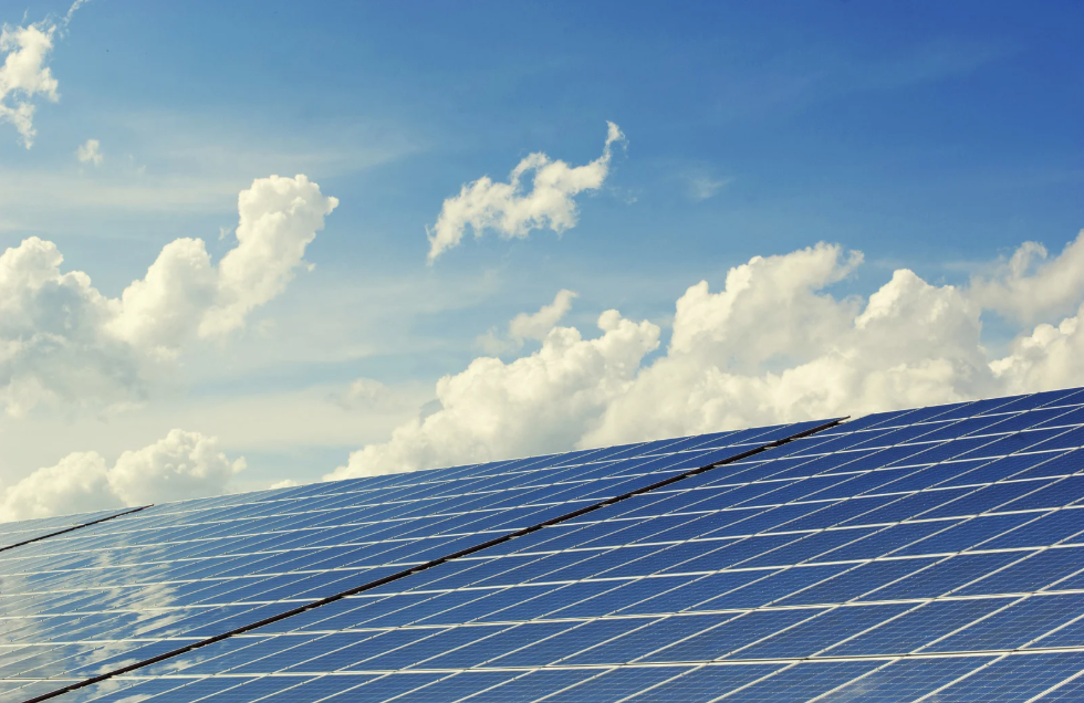 Zonnepanelen op het dak van NRG Fitness