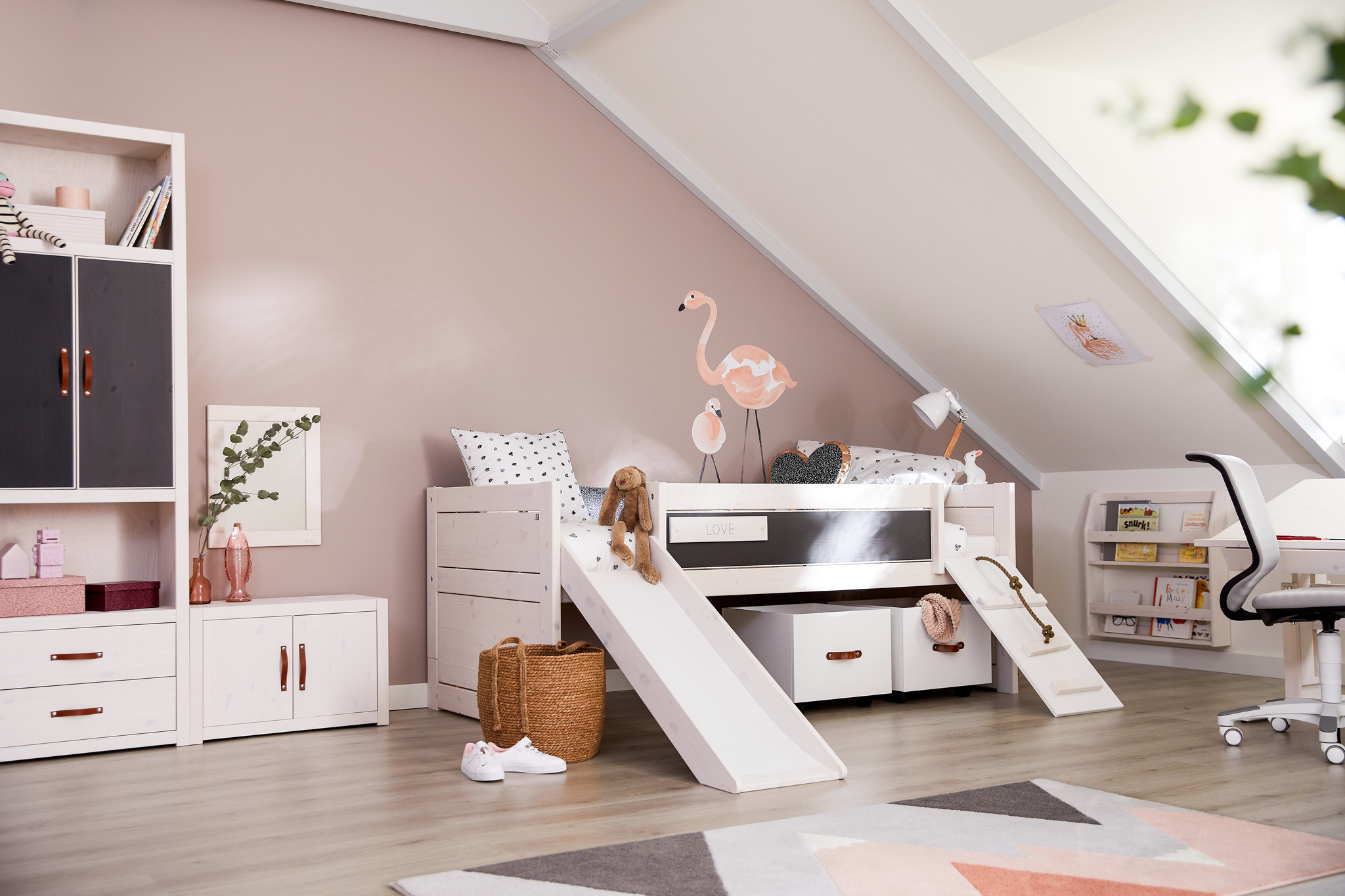 Stylingstips voor een kinderkamer met schuine wanden